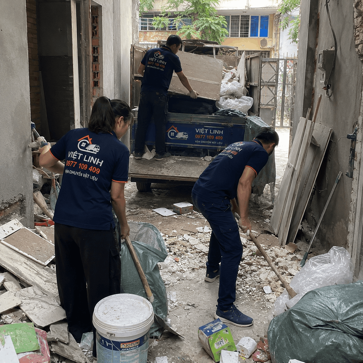 Dọn đồ cồng kềnh tại xã Gia Lâm: Kinh nghiệm xử lý tủ gỗ, sofa cũ trong ngõ hẹp và giải pháp từ Việt Linh